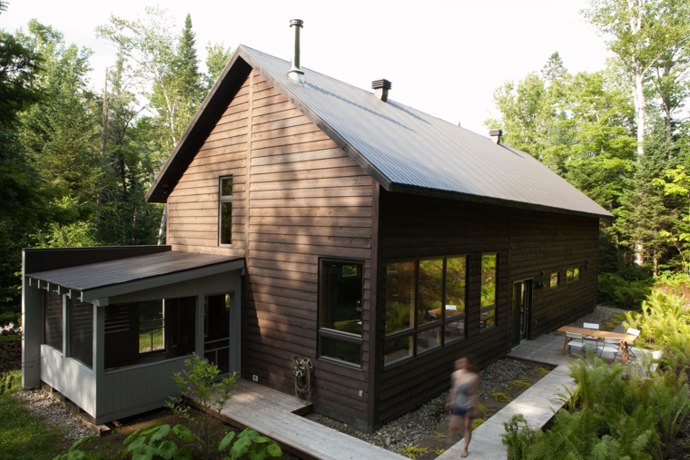 La Maison Nordique Boreale Situee A Sainte Adele Une Demeure Contemporaine Tout En Etant Bien Ancree Dans La Culture Quebecoise Joli Joli Design