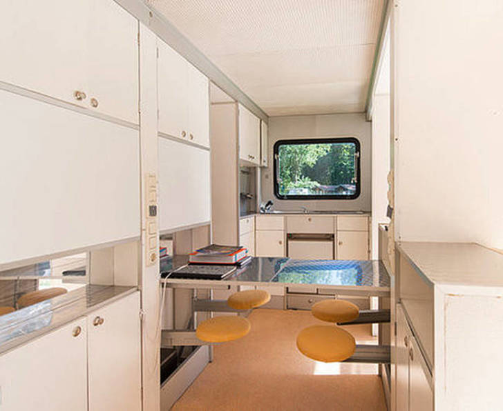 De-Markies-trailer-interior-kitchen