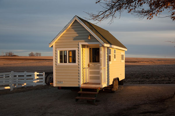 johnnys-luxurious-tiny-house-cabin-on-a-trailer-01