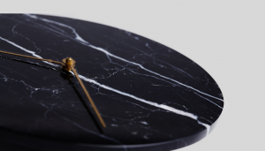 design-horloge-noire-déco