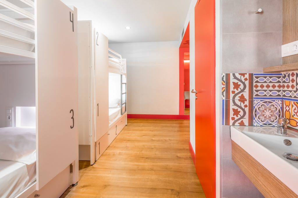 BCN_Rooms_red-door-tiles-beds-white_LR_Sinue-Serra_