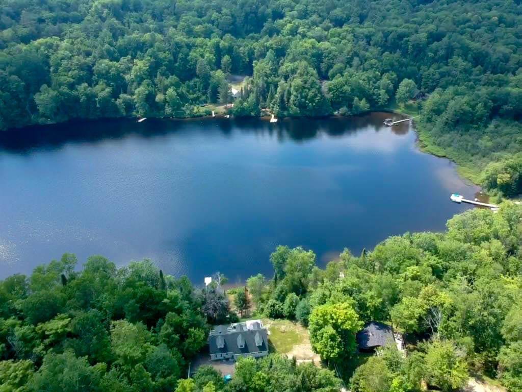 Joli chalet à vendre au bord d'un lac en pleine nature dans l'Outaouais Joli Joli Design