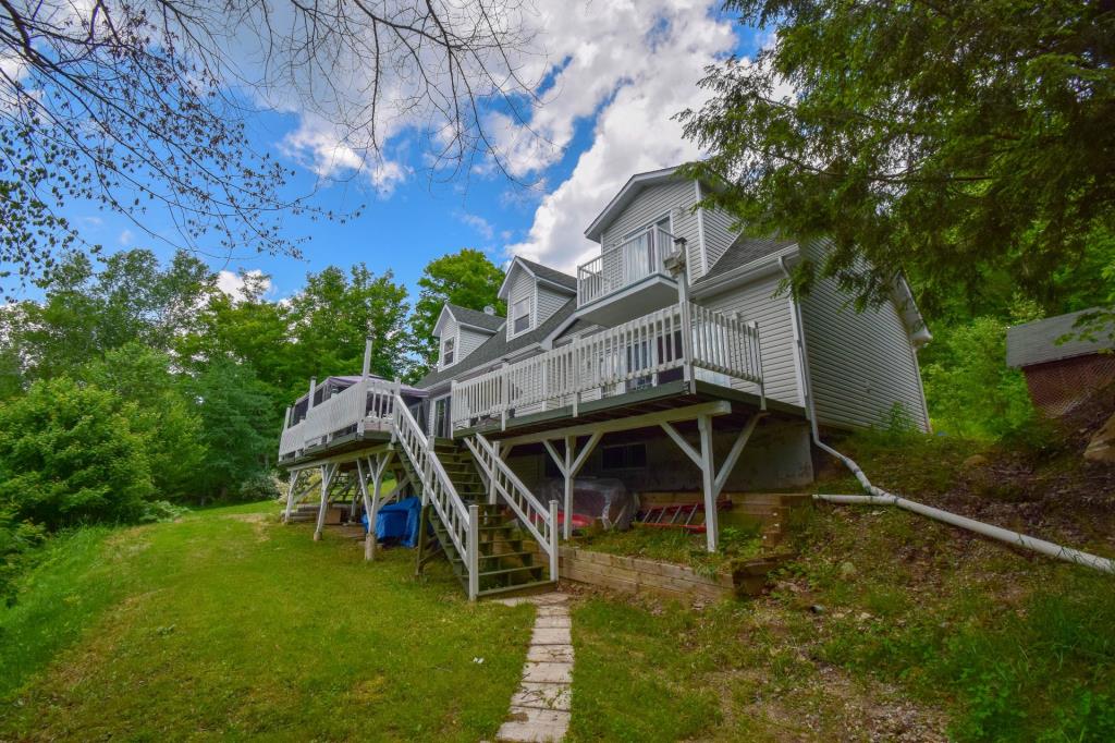 Joli chalet à vendre au bord d'un lac en pleine nature dans l'Outaouais Joli Joli Design