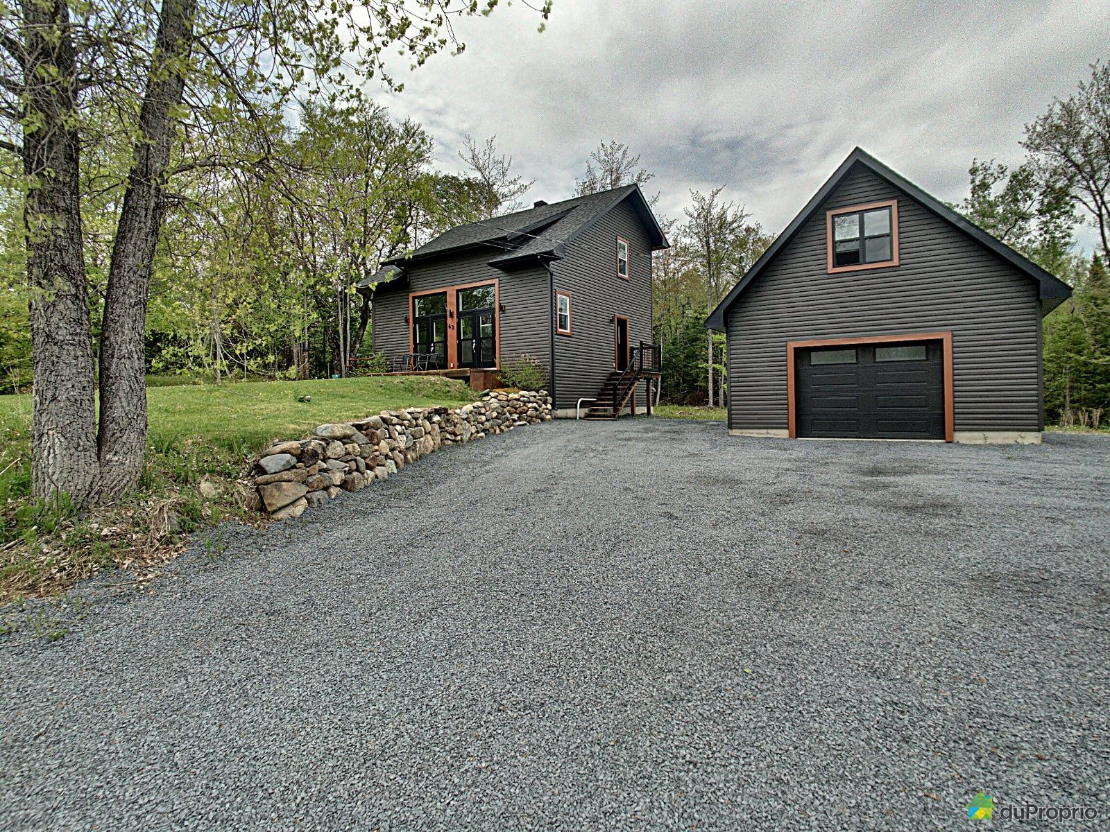 Superbe propriété 2 étages de style chalet en vente à Magog Joli Joli Design