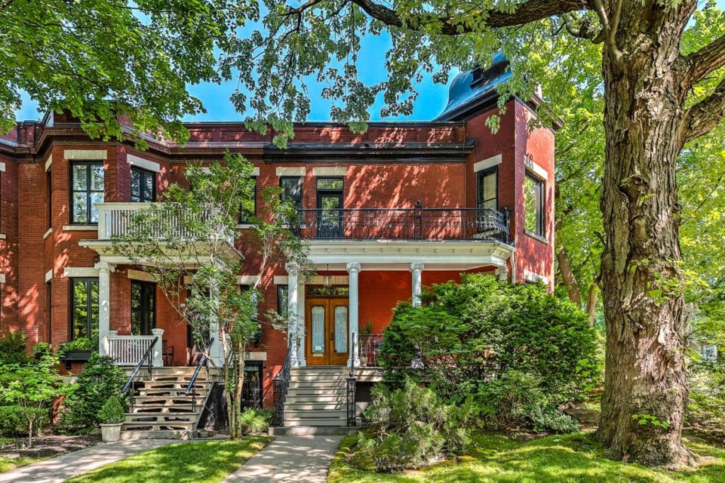 Élégante maison centenaire au cachet remarquablement conservé dans le quartier Outremont à