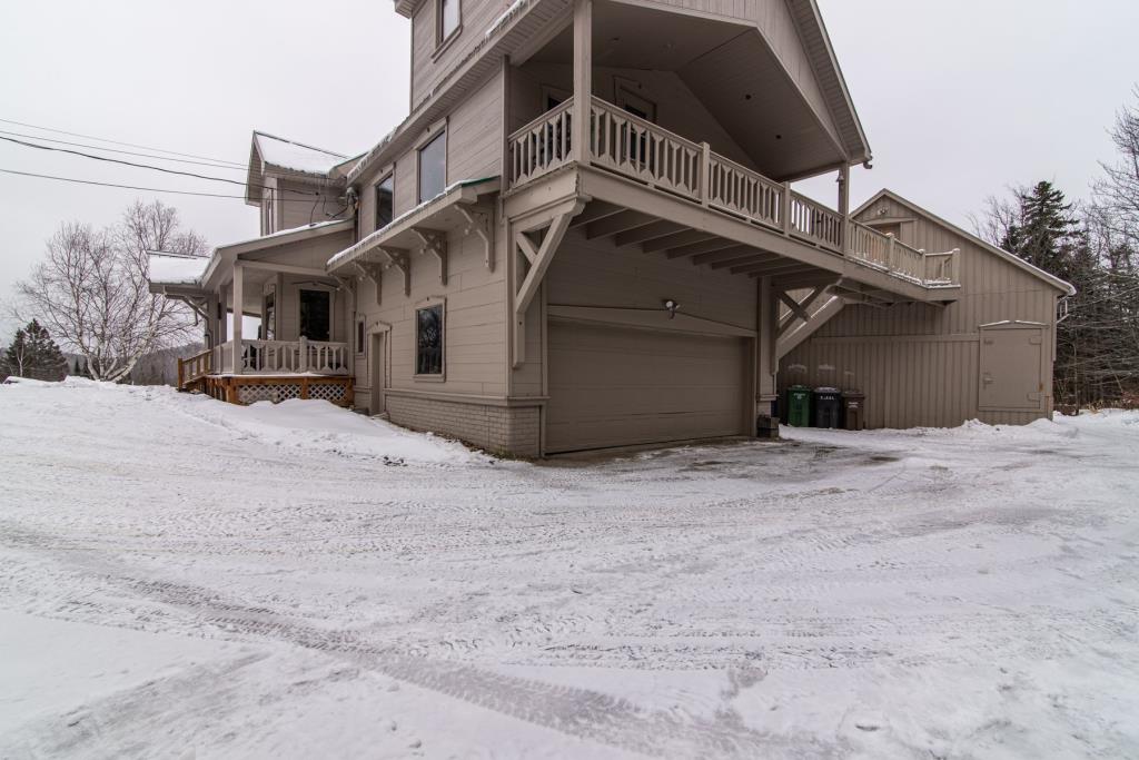 Chaleureuse propriété intergénérationnelle rustique à SainteLuciedes