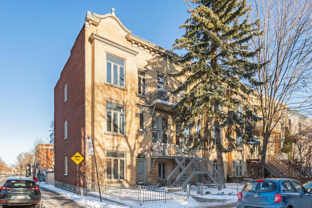 Lumineux condo avec fenêtres sur trois côtés dans le quartier Mile End