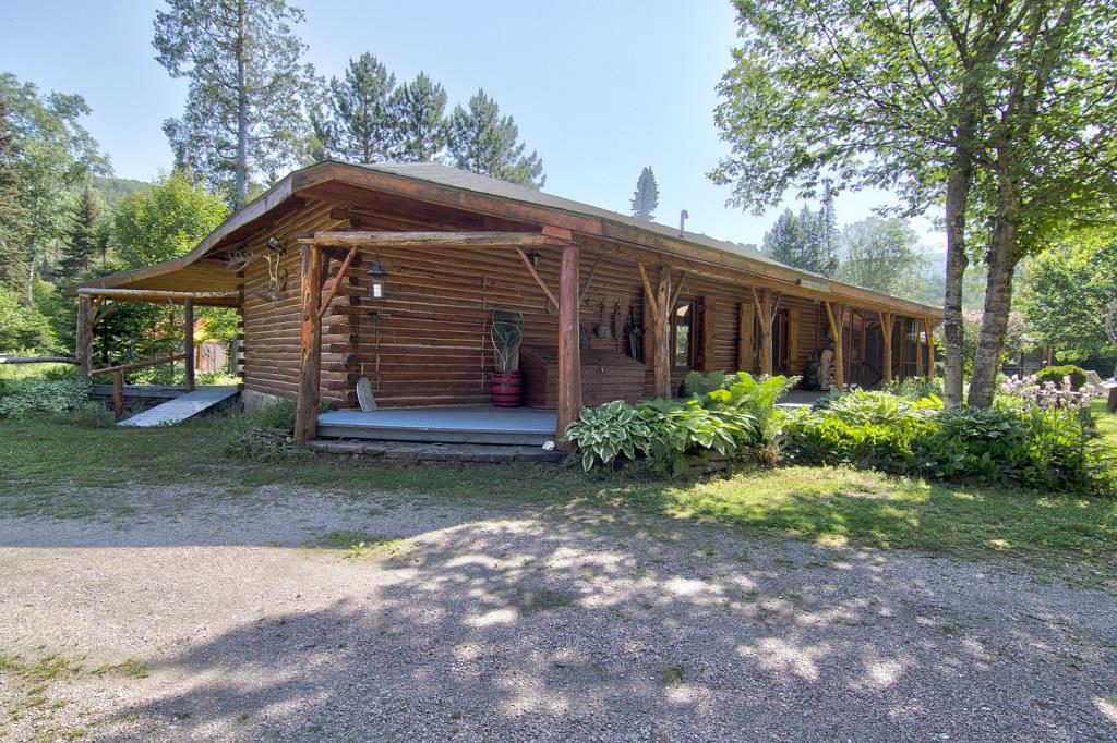 Fabuleux domaine en vente à SteAnnedesMonts en Gaspésie pour 600 000