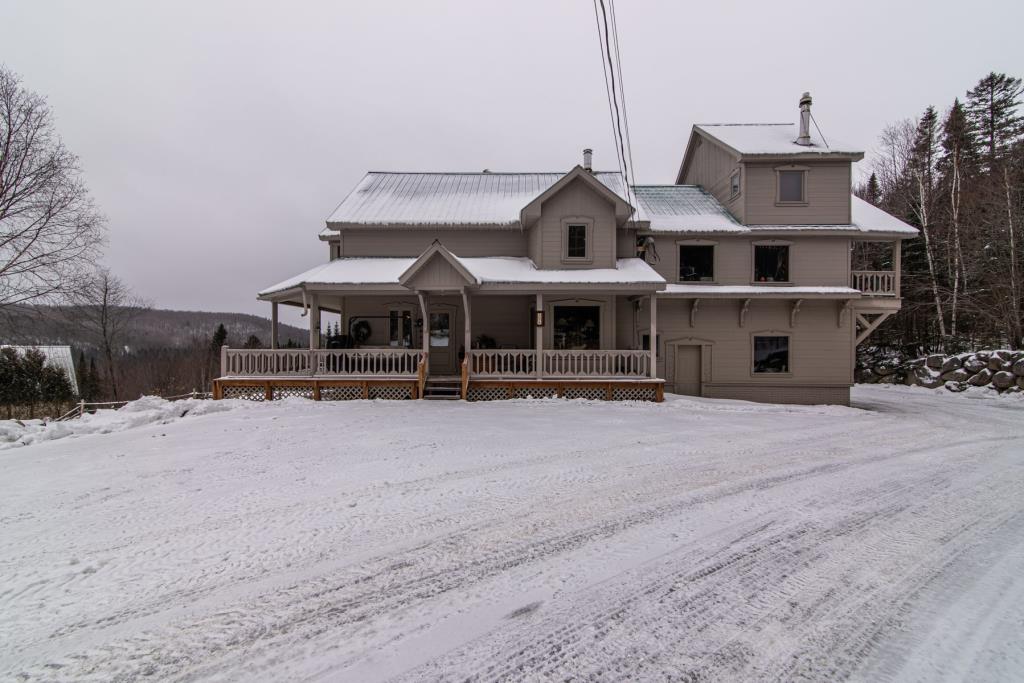 Chaleureuse propriété intergénérationnelle rustique à SainteLuciedes